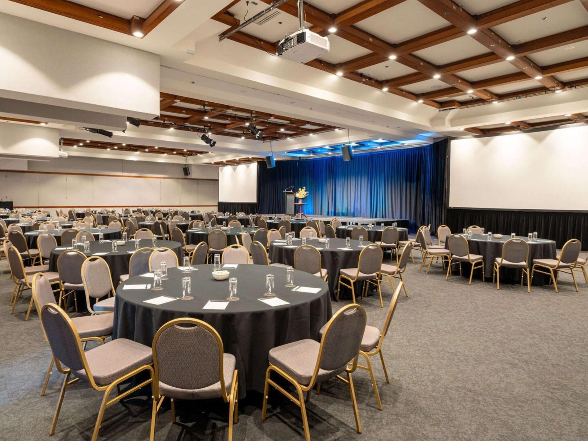 Fairmont & Blue Mountains Mgallery By Sofitel Hotel